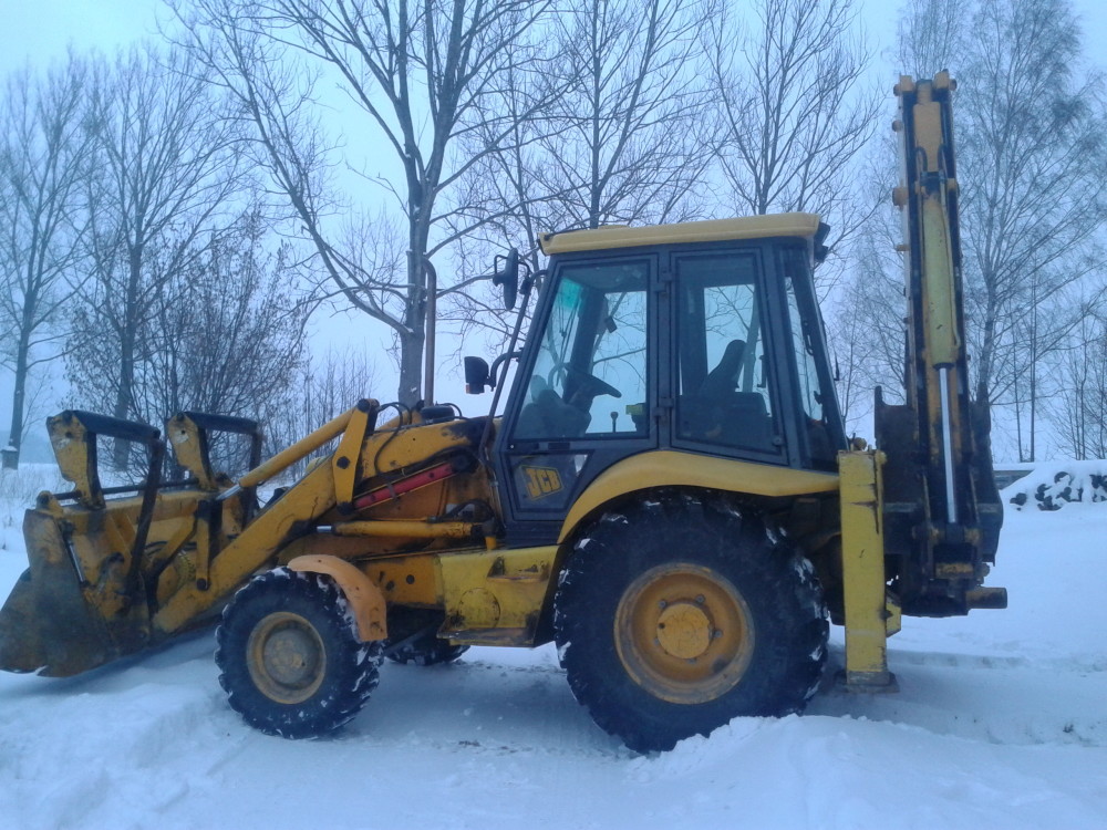 Traktorbagr JCB 3CX naší firmy připravený k výjezdu na zakázku