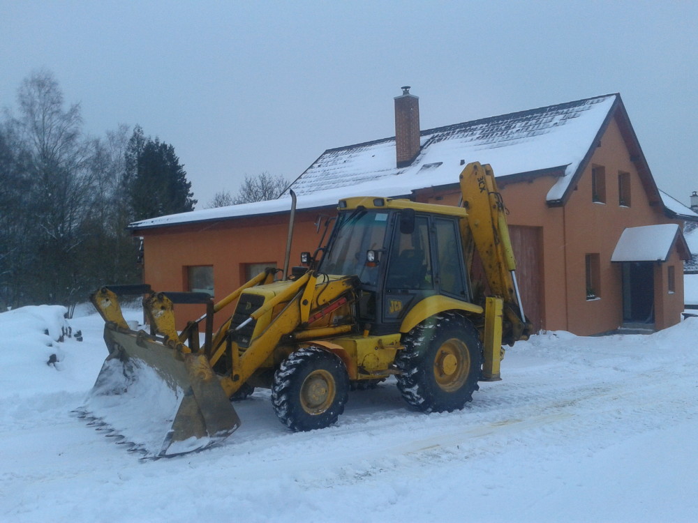 Kolový traktorbagr s nakládací lžící a podkopem